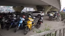 Trông xe dưới gầm cầu ảnh hưởng đến an toàn công trình và giao thông