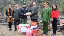 Thăm hỏi, tặng quà 2 hộ gia đình bị cháy nhà tại huyện Ba Bể