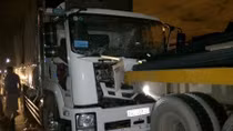 Xe tải tông xe đầu kéo rồi bốc cháy