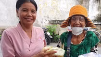 Phát cơm miễn phí cho bệnh nhân nghèo