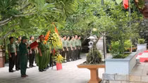 Thứ trưởng Lê Tấn Tới dâng hương viếng hương hồn các anh hùng liệt sỹ tại hang Tám Cô