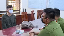 Thượng uý Công an bắt nhanh tên cướp túi xách của người bán vé số