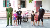 Bàn giao 3 cháu nhỏ bị lạc cho gia đình