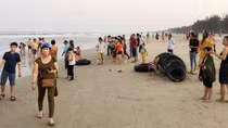 Tắm biển, cả nhóm học sinh bị sóng cuốn