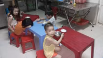 Bất trắc từ những “bảo mẫu tay ngang”