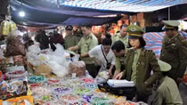 Bánh kẹo, các loại hạt “ba không” tràn ngập thị trường