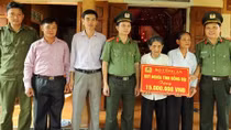 Công an Hà Tĩnh tặng quà cho thân nhân liệt sỹ tại địa bàn huyện Hương Sơn