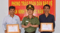 Khen thưởng hai công dân dũng cảm bắt tội phạm
