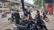 Công an tích cực vào cuộc, người dân Hà Nội đồng lòng chống dịch