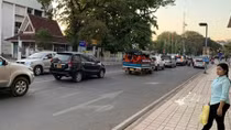 Đến nước Lào xem văn hóa giao thông