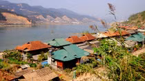 Xuân về ở “thị xã hẹp trong một tầm tiếng gọi"