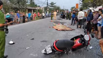 Xe đưa rước công nhân cán chết người rồi bỏ chạy