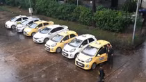Bắt nhóm tài xế taxi hỗn chiến trước cổng bệnh viện