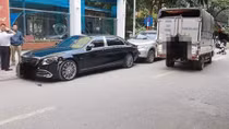 Xe tải lùi vỡ đầu xe sang Mercedes-Maybach 