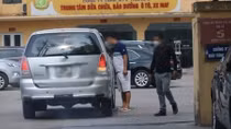 “Cò mồi” ép biển số đánh nhau tại điểm đăng ký xe của Công an TP Hà Nội