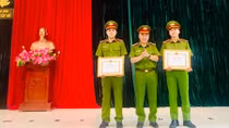 Khen thưởng 2 cán bộ Công an cứu người phụ nữ định tự tử