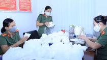 Phụ nữ Công an Đồng Nai may khẩu trang tặng lực lượng phòng chống dịch