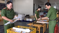  Thu giữ 53 gói bưu phẩm toàn… dao kiếm