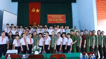Phụ nữ Công an Đồng Nai chia sẻ yêu thương với trẻ em nghèo xã Phú Túc