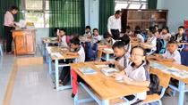 Năm học mới ở vùng lũ đi qua