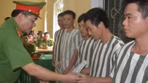 Tổ chức lễ công bố quyết định tha tù trước thời hạn có điều kiện tại Hòa Bình