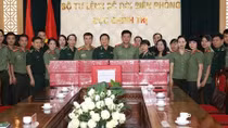 Văn phòng Bộ Công an tặng 1.000 lá cờ Tổ quốc cùng ngư dân vươn khơi bám biển