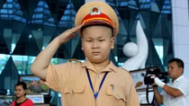 Chủ tịch UBND TP Đà Nẵng viếng cậu bé “CSGT tí hon”