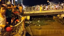 Bơm nước vào để chui qua cầu… sà lan chìm dưới sông