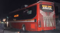 Xe máy 'đối đầu' xe khách, nam thanh niên tử vong trên QL1A
