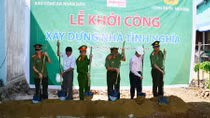 Trao tặng 2 ngôi nhà tình nghĩa cho Công an xã và thương binh