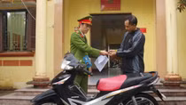 Người dân nhận lại chiếc xe máy sau 6 năm bị trộm