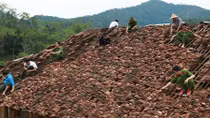 Công an tỉnh Bắc Kạn giúp dân bị thiệt hại do mưa đá 