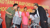 Phó Thủ tướng Trương Hòa Bình tặng quà học sinh nghèo miền Trung