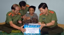 Thứ trưởng Nguyễn Văn Sơn thăm, tặng quà gia đình chính sách 