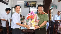 Công an tỉnh Kiên Giang thăm, tặng quà chức sắc tôn giáo nhân dịp Noel