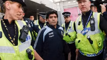 Maradona lại bị bắt giữ vì nợ… tình phí
