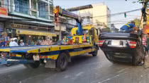 Xe con mất lái va dải phân cách rồi lật ngang trên đường