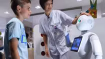 Robot tiếp nhận bệnh nhân
