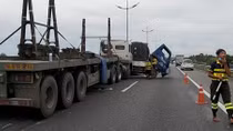 Xe đầu kéo va chạm với xe tải trên cao tốc, 2 người nhập viện 