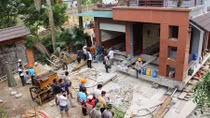 Di chuyển bằng con lăn căn biệt thự ba tầng nặng 800 tấn cách xa 40m