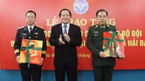 Trao tặng 3.000 lịch blốc cho Hải quân và Bộ đội biên phòng
