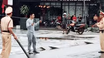 Ngáo đá cầm dao "lang thang" giữa đường