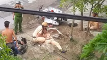 "Kẹp ba” bỏ chạy rồi tông vào xe CSGT
