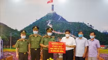Công an Hà Giang ủng hộ công tác phòng, chống dịch
