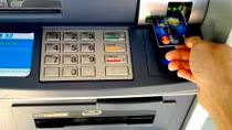 Yêu cầu báo cáo việc tăng phí rút tiền qua ATM