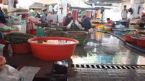 Tiểu thương kêu trời vì chợ mới xây đã ô nhiễm