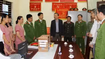 Bộ trưởng Tô Lâm thăm và tặng quà Công an xã Nghĩa Trụ (Hưng Yên)