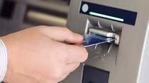 Các ngân hàng phải dừng tăng phí rút tiền ATM