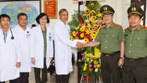 Lãnh đạo Bộ Công an biểu dương ê-kíp y, bác sĩ Bệnh viện 30-4 đã cứu bệnh nhân suy tim