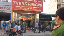 Hai "ninja" nổ súng, dùng búa cướp tiệm vàng